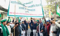 DM दफ्तर पर गन्ने जलाकर किसानों ने निकाली यात्रा- अब 17 जनवरी को.. DM दफ्तर पर गन्ने जलाकर किसानों ने निकाली यात्रा- अब 17 जनवरी को..