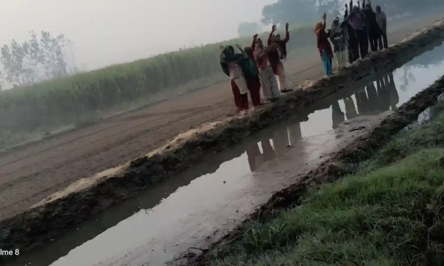 जल भराव से रास्ता बना राजबाहा- भाजपा समर्थित गांव होने के बावजूद..