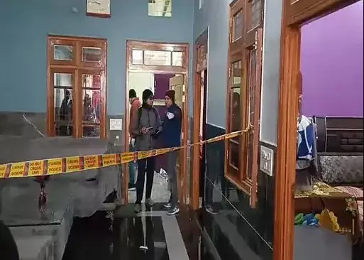 दिन निकलते ही 20 लाख की डकैती- महिला व बच्चों की बुरी तरह से पिटाई दिन निकलते ही 20 लाख की डकैती- महिला व बच्चों की बुरी तरह से पिटाई