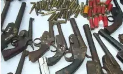 पड़ा छापा तो बरामद हुआ प्रतिबंधित कारतूसों का जखीरा- जांच में जुटी.. पड़ा छापा तो बरामद हुआ प्रतिबंधित कारतूसों का जखीरा- जांच में जुटी..