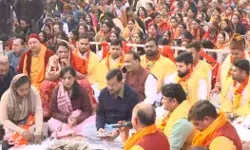 धर्मपत्नी के साथ सुंदरकांड पाठ में शामिल हुए केजरीवाल- सियासत में उछाल धर्मपत्नी के साथ सुंदरकांड पाठ में शामिल हुए केजरीवाल- सियासत में उछाल