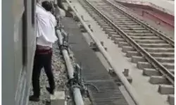 मोबाइल चोर को हवा में सफर की सजा- ट्रेन की खिड़की पर 1 किलोमीटर...