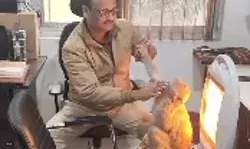 पुलिस की मानवीयता- ठंड में सिकुडे बंदर को दी हीटर की उष्मा- खिलाएं..