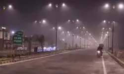 सड़कों पर कहीं अंधेरा नहीं- चंद्रमा जैसी रोशनी- 3 किलोमीटर में गूंज रही.. सड़कों पर कहीं अंधेरा नहीं- चंद्रमा जैसी रोशनी- 3 किलोमीटर में गूंज रही..