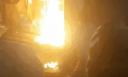 डेली मार्केट में लगी भीषण आग में 20 से अधिक दुकानें जलकर स्वाहा डेली मार्केट में लगी भीषण आग में 20 से अधिक दुकानें जलकर स्वाहा