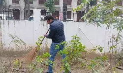 DM ने दफ्तर में खुद झाड़ू लगाकर की स्वच्छता अभियान की शुरुआत DM ने दफ्तर में खुद झाड़ू लगाकर की स्वच्छता अभियान की शुरुआत