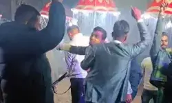 शादी में हथियारों की नुमाइश- डांस के दौरान लहराये हथियार- पुलिस बनी.. शादी में हथियारों की नुमाइश- डांस के दौरान लहराये हथियार- पुलिस बनी..