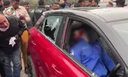 बीच सड़क दिन दहाड़े मर्डर- मॉल के बाहर कार सवार को भूनकर हमलावर फरार बीच सड़क दिन दहाड़े मर्डर- मॉल के बाहर कार सवार को भूनकर हमलावर फरार