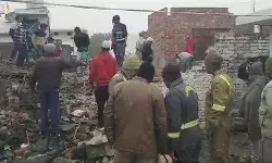 पटाखों के धमाके से उड़ी छत और दो लोगों की चली गई जान