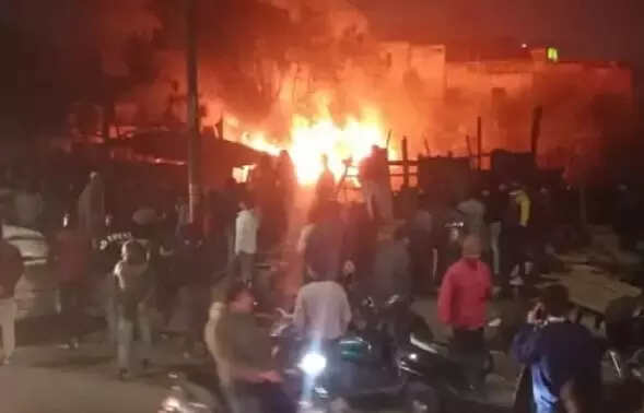 कबाड़ गोदाम में लगी आग मालिक व परिवार ने भागकर बचाई जान