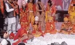 स्टेज पर पहुंची मौत ले गई कलाकार की जान- हनुमान ने श्रीराम के चरणों... स्टेज पर पहुंची मौत ले गई कलाकार की जान- हनुमान ने श्रीराम के चरणों...