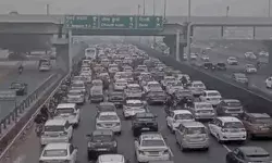 ठहर गई जिंदगी- हाईवे पर 10 किलोमीटर लंबे जाम से लोग हलकान ठहर गई जिंदगी- हाईवे पर 10 किलोमीटर लंबे जाम से लोग हलकान