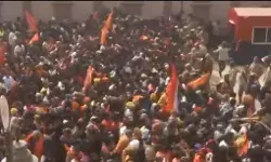 रामलला के दर्शनों के लिए बेकाबू भीड़ ने रस्से की बेरिकेडिंग को तोड़ा रामलला के दर्शनों के लिए बेकाबू भीड़ ने रस्से की बेरिकेडिंग को तोड़ा