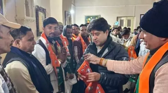 सिंधिया का कांग्रेस को झटका- 200 नेता हाथ छोड़कर हुए भगवाधारी