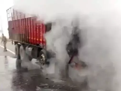 फर्राटा भर रहा ट्रक बना आग का गोला- चालक ने कूदकर बचाई जान