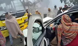 स्कूली बस की कार के साथ हुई भिड़ंत- तीन छात्रों समेत पांच हुए जख्मी स्कूली बस की कार के साथ हुई भिड़ंत- तीन छात्रों समेत पांच हुए जख्मी