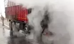 फर्राटा भर रहा ट्रक बना आग का गोला- चालक ने कूदकर बचाई जान फर्राटा भर रहा ट्रक बना आग का गोला- चालक ने कूदकर बचाई जान