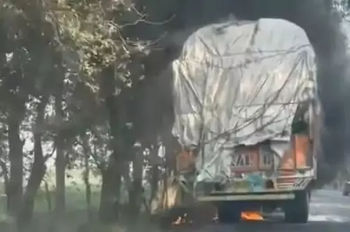 चलते ट्रक में लगी आग- चालक ने कूदकर बचाई जान- गाड़ी में लदे थे कंबल