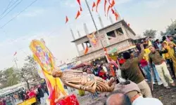 महापुरुषों की मूर्ति को लेकर बवाल- भीड़ का मूर्ति पर हमला- दो गुटों... महापुरुषों की मूर्ति को लेकर बवाल- भीड़ का मूर्ति पर हमला- दो गुटों...