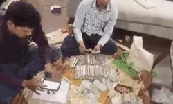 अफसर के ठिकानों पर मिला कुबेर का खजाना- 100 करोड़ की संपत्ति में.. अफसर के ठिकानों पर मिला कुबेर का खजाना- 100 करोड़ की संपत्ति में..