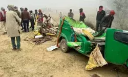 तेज रफ्तार ट्रक ने मारी टेंपो में टक्कर- बैक कर रौंदते हुए भागा तेज रफ्तार ट्रक ने मारी टेंपो में टक्कर- बैक कर रौंदते हुए भागा