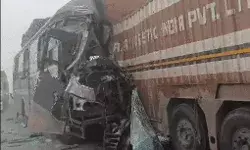 एक्सप्रेस वे पर हादसा- सिलसिलेवार आपस में भिडी 4 गाड़ियां- 1 मरा एक्सप्रेस वे पर हादसा- सिलसिलेवार आपस में भिडी 4 गाड़ियां- 1 मरा