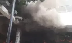 रेस्टोरेंट में लगी भयंकर आग- दीवार एवं खिड़की तोड़कर घुसे दमकलकर्मी रेस्टोरेंट में लगी भयंकर आग- दीवार एवं खिड़की तोड़कर घुसे दमकलकर्मी