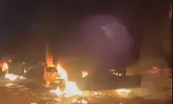 CNG ट्रक में लगी आग ने फोम की दुकान कर दी खाक- 10 लाख का माल.... CNG ट्रक में लगी आग ने फोम की दुकान कर दी खाक- 10 लाख का माल....