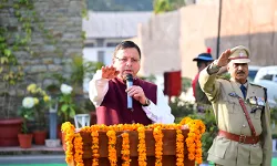 धामी ने अपने आवास पर फहराया तिरंगा, दिलाई संविधान उद्देशिका की शपथ धामी ने अपने आवास पर फहराया तिरंगा, दिलाई संविधान उद्देशिका की शपथ