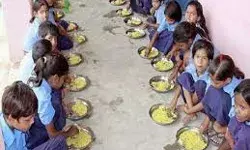 मिड डे मील खाते ही मचा कोहराम- बीमार हुए बच्चे कराएं हॉस्पिटल में भर्ती मिड डे मील खाते ही मचा कोहराम- बीमार हुए बच्चे कराएं हॉस्पिटल में भर्ती