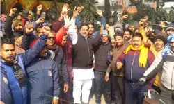 पार्षदों पर हफ्ता वसूली का आरोप- नगर निगम में सफाईकर्मियों का हंगामा पार्षदों पर हफ्ता वसूली का आरोप- नगर निगम में सफाईकर्मियों का हंगामा