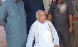काले झंडे दिखाने पर गवर्नर गाड़ी से उतरकर सड़क किनारे धरने पर बैठे काले झंडे दिखाने पर गवर्नर गाड़ी से उतरकर सड़क किनारे धरने पर बैठे