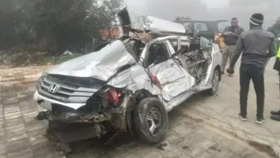 कोहरे का कोहराम- खड़े ट्रक में टक्कर मार घुसी कार- दो लोगों की मौत