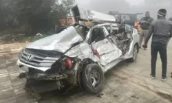 कोहरे का कोहराम- खड़े ट्रक में टक्कर मार घुसी कार- दो लोगों की मौत कोहरे का कोहराम- खड़े ट्रक में टक्कर मार घुसी कार- दो लोगों की मौत