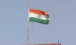 दलित सरपंच को झंडा फहराने से रोकने वाले पर गिरी गाज- किया सस्पेंड दलित सरपंच को झंडा फहराने से रोकने वाले पर गिरी गाज- किया सस्पेंड