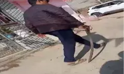 बिजली चोरी कर रहे सरपंच ने खुलेआम लाइनमैन को दी गर्दन उड़ाने की धमकी बिजली चोरी कर रहे सरपंच ने खुलेआम लाइनमैन को दी गर्दन उड़ाने की धमकी