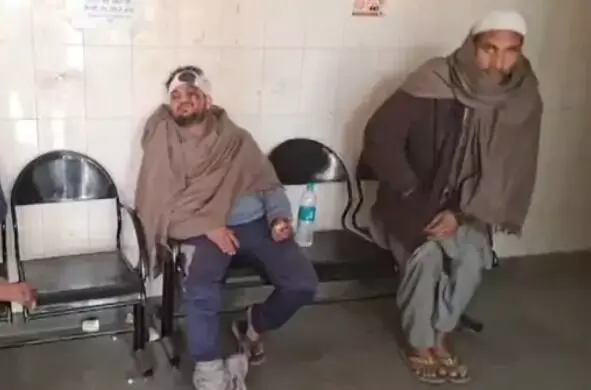 नमाज के दौरान गर्म पानी को लेकर बवाल- जमकर चले लाठी डंडे- कई जख्मी नमाज के दौरान गर्म पानी को लेकर बवाल- जमकर चले लाठी डंडे- कई जख्मी