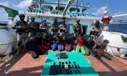 देवदूत बनी भारतीय नौसेना- समुद्री लुटेरों से बचाए 19 पाकिस्तानी देवदूत बनी भारतीय नौसेना- समुद्री लुटेरों से बचाए 19 पाकिस्तानी