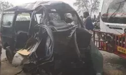 स्कूली कार व रोडवेज बस की जोरदार भिड़ंत- 2 बच्चों एवं ड्राइवर की मौत स्कूली कार व रोडवेज बस की जोरदार भिड़ंत- 2 बच्चों एवं ड्राइवर की मौत