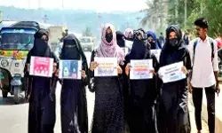 सीएम की स्कूल कॉलेज में हिजाब बैन की तैयारी- स्कूलों एवं मदरसों में.. सीएम की स्कूल कॉलेज में हिजाब बैन की तैयारी- स्कूलों एवं मदरसों में..