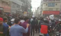 हाय री बेरोजगारी- सड़क पर उतरे हजारों अभ्यर्थियों की पुलिस से नोकझोंक हाय री बेरोजगारी- सड़क पर उतरे हजारों अभ्यर्थियों की पुलिस से नोकझोंक