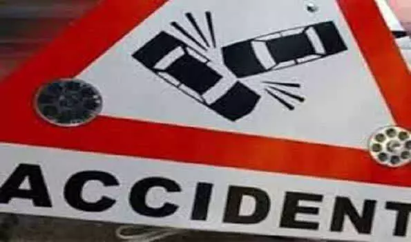 कार के ई-रिक्शा से टकराने से तीन लोगों की मौत, दो घायल