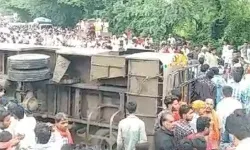 बारातियों से भरी बस पलटी - इतने लोग हुए घायल - मचा कोहराम