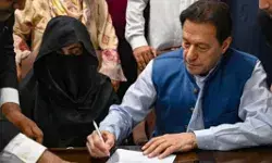 2 दिन में दूसरा झटका- इमरान खान और पत्नी को 14 साल की सजा 2 दिन में दूसरा झटका- इमरान खान और पत्नी को 14 साल की सजा