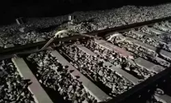 फिर हुई ट्रेन पलटाने की साजिश- ट्रैक पर रखे ढक्कन से टकराया इंजन फिर हुई ट्रेन पलटाने की साजिश- ट्रैक पर रखे ढक्कन से टकराया इंजन