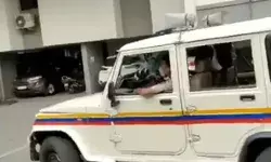 वॉशरूम की खिड़की से महिलाओं के वीडियो बना रहा टीचर गिरफ्तार