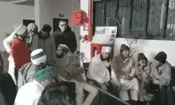 बाइक सीज करने पर बवाल- थाने पर किसानों का कब्जा- गुड़गुड़ा रहे हुक्का बाइक सीज करने पर बवाल- थाने पर किसानों का कब्जा- गुड़गुड़ा रहे हुक्का