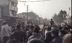 शिव मंदिर में तोड़फोड़- शिवलिंग उखाड़ने से गुस्साएं लोगों का चक्का जाम शिव मंदिर में तोड़फोड़- शिवलिंग उखाड़ने से गुस्साएं लोगों का चक्का जाम