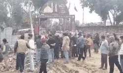 मस्जिद की दीवार पर चला बुलडोजर- लोगों ने किया हंगामा- पुलिस तैनात