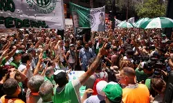 सरकार विरोधी प्रदर्शन के दौरान लोगों को हिरासत में लिया